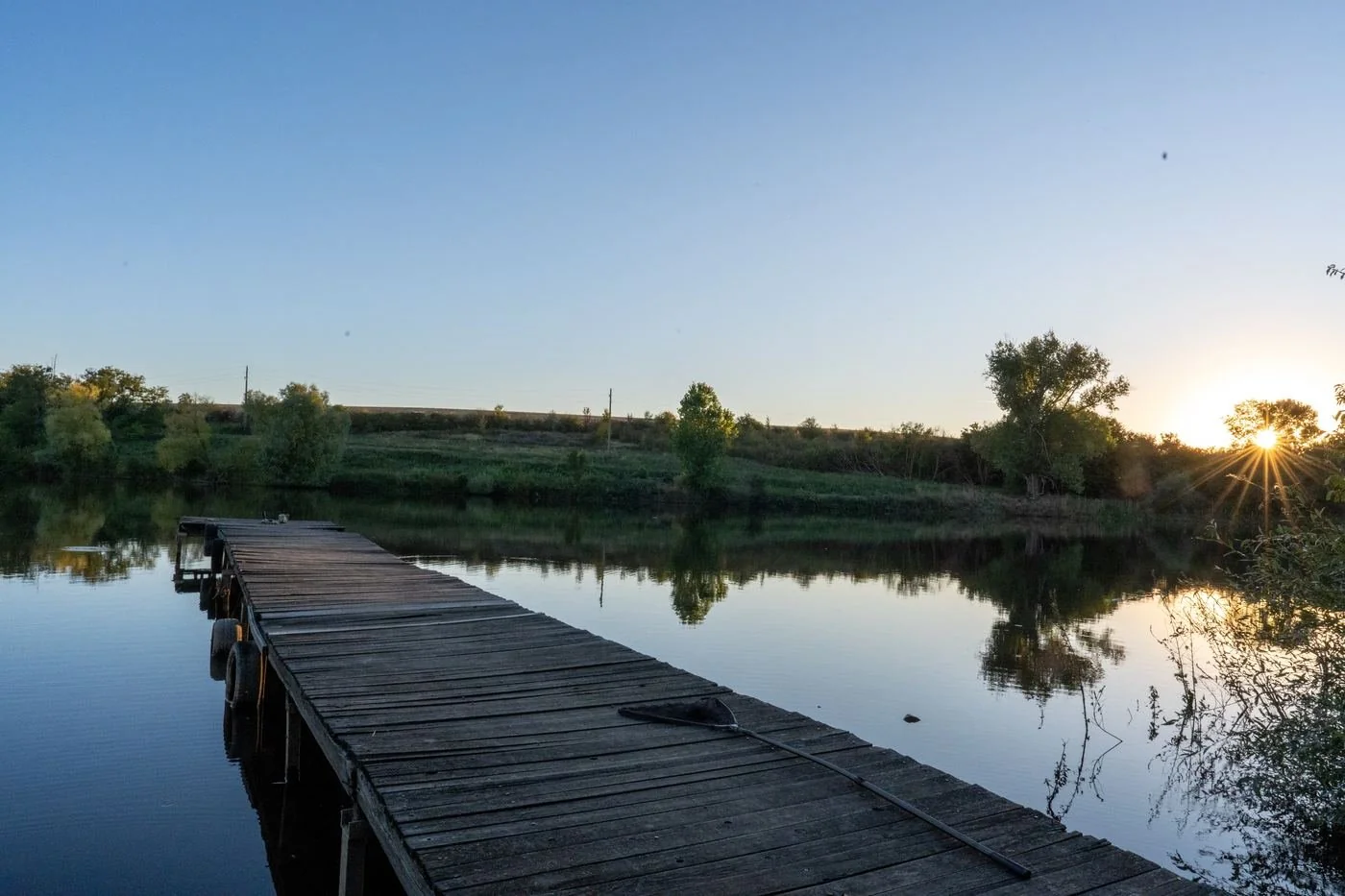 A wooden jetty and the lake in the evening light
